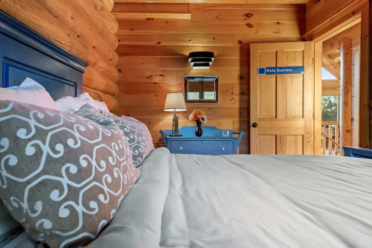 Mountain Vista — a 4-bedroom log cabin in Bethel